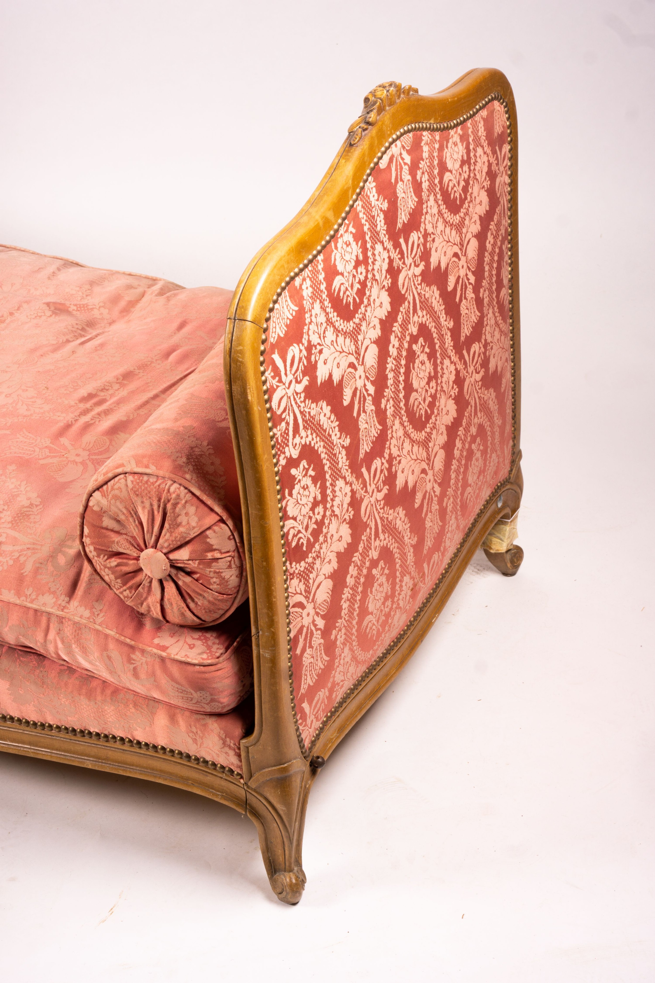 An early 20th century French carved beech daybed, length 174cm, depth 80cm, height 88cm